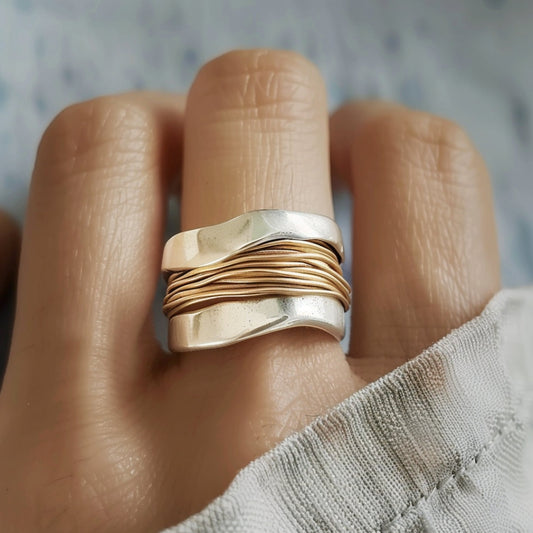 Anello d’argento con fili d’oro