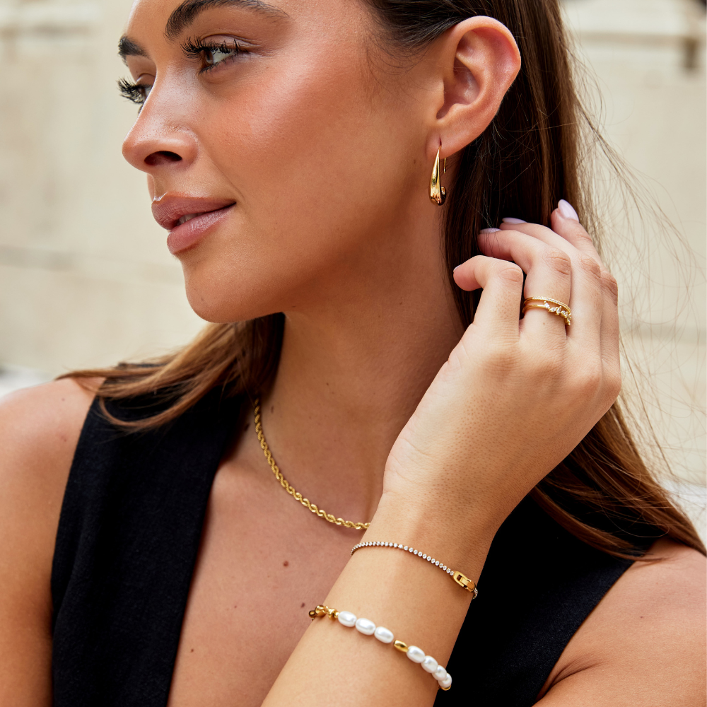 Niyah – Bracciale dorato con cristalli.