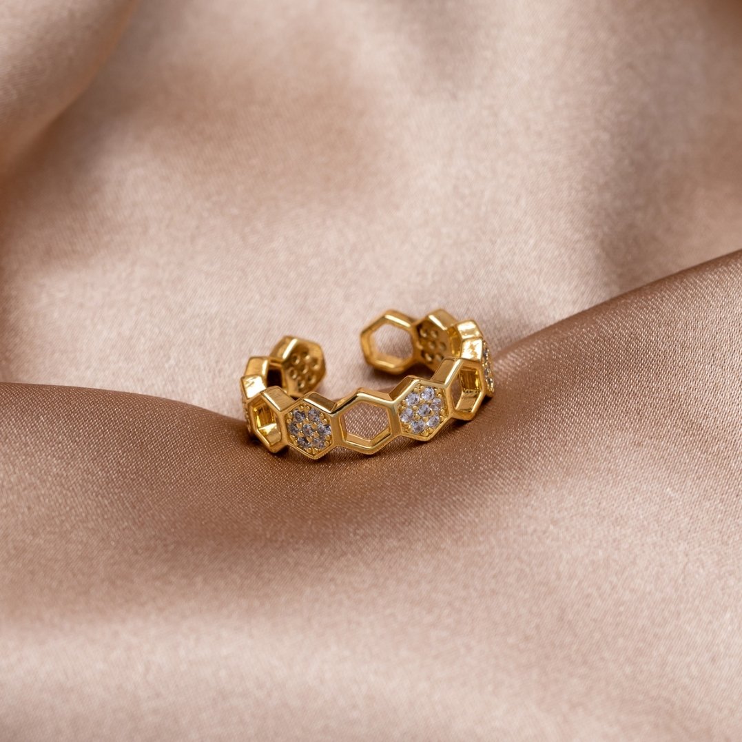 Elegante anello in oro con cristallo