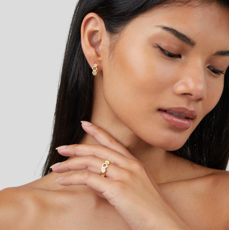 Elegante anello in oro con cristallo