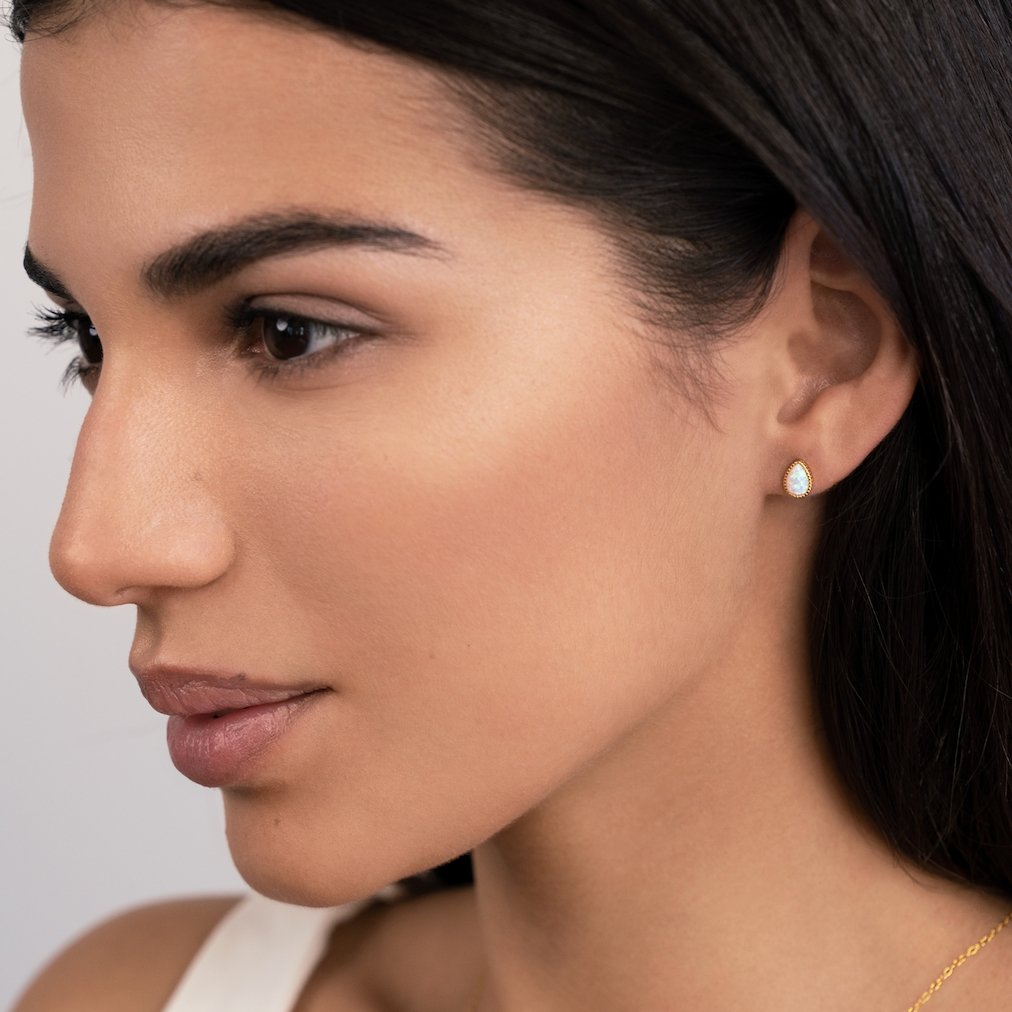 Orecchini pendenti in oro con opale a goccia