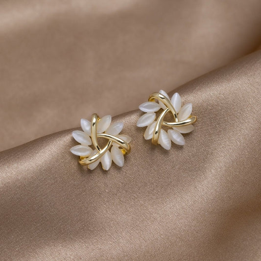 Orecchini in oro con fiori d’opale