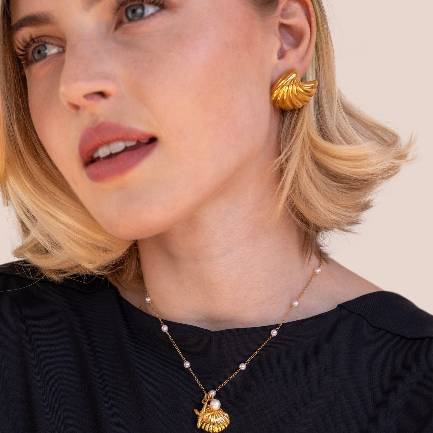 Orecchini a conchiglia dorati