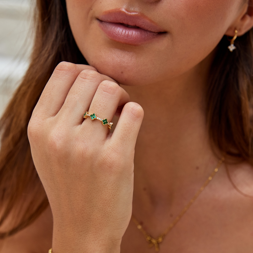 Anello con cristallo a forma di quadrifoglio