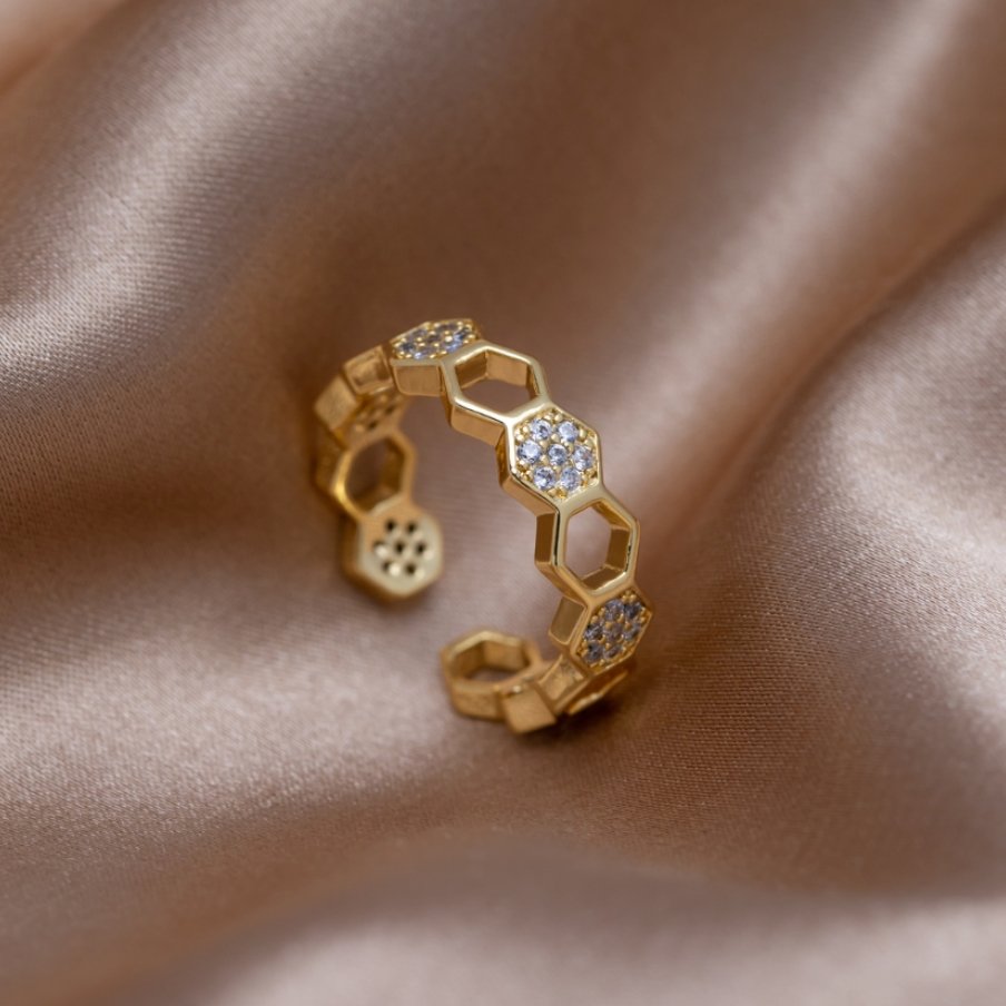Elegante anello in oro con cristallo