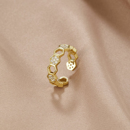 Elegante anello in oro con cristallo