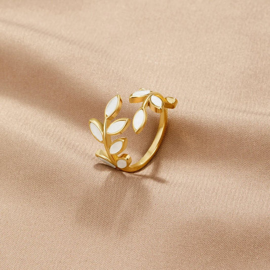 Serene – Anello foglia dorata elegante