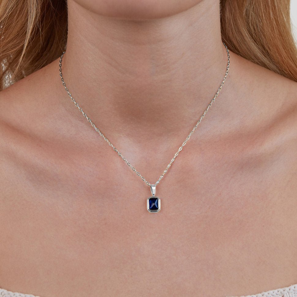 Collana in argento con ciondolo blu oceano