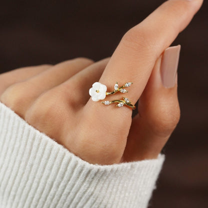 RISE – Anello con fiore bianco